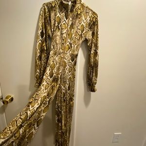 Snakeskin-look sexy pantsuit